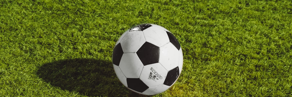 足球运动员在绿茵场上激烈拼抢的瞬间特写